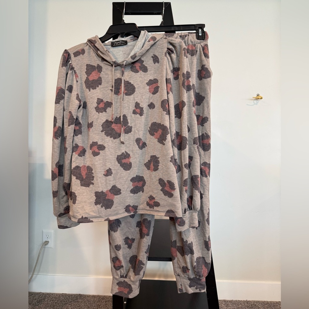 Gray Leopard Print lounge set  size small smoke free pet free home
